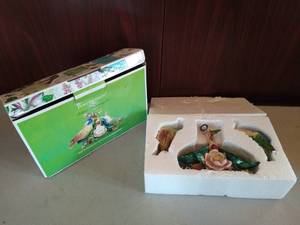 lot 213 image: Portmeirion Botanic Hummingbird Salt & Pepper set with tray