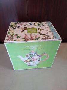 lot 214 image: Portmeirion Botanic Hummingbird 32 oz tea pot