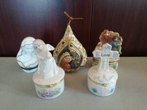 lot 227 image: Set of 4 trinket boxes, one ornament