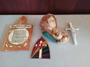 lot 232 image: Set of 4 Miscellaneous religious decor items