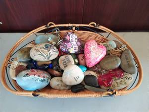 lot 234 image: Miscellaneous inspirational and decorative rocks, 2 decorative hearts with keys