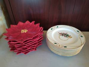 lot 246 image: Christmas themed plates