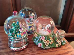 lot 247 image: Set of 3 snow globes