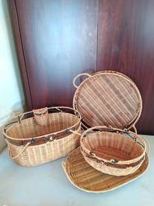 lot 253 image: Set of 5, large wicker items including a picnic basket with small holder, 15.5 wicker tray, wicker plater, and large bowl