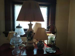 lot 274 image: Assorted table lamps
