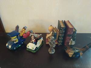 lot 272 image: Assorted golf dcor