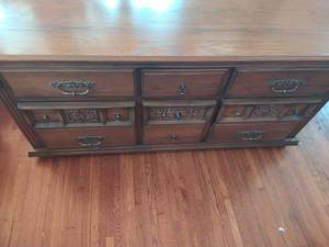 lot 284 image: Low boy dresser