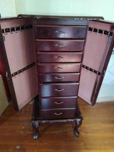 lot 313 image: Wood Jewelry Chest