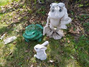 lot 323 image: Yard Ornaments