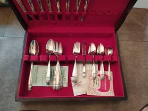 lot 363 image: Holmes & Edwards Silverware Set