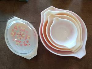 lot 366 image: Collection of Vintage Pyrex and Tupperware