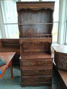 lot 394 image: 2 piece Hutch