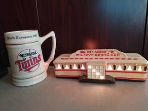 lot 409 image: MN Twins Championship Beer Stein and Mickeys Dining Car lamp