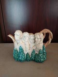 lot 9 image: Fitz and Floyd Collectors Series- Mt. Rushmore