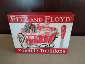lot 27 image: Fitz and Floyd-Yuletide Traditions Snack Plate with Spreader