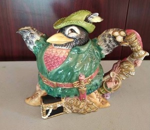 lot 29 image: Fitz and Floyd Classics- Bird Brain Robin Hood Teapot