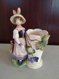 lot 39 image: Fitz and Floyd Classics- Old World Rabbits Vase