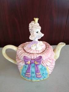 lot 42 image: Fitz and Floyd- Reigning Cats and Dogs Teapot