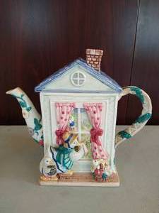 lot 44 image: Fitz and Floyd- Gooseberry Lane House Teapot