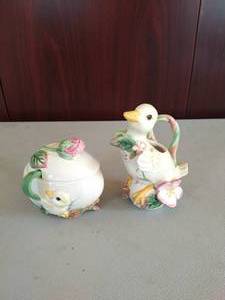 lot 46 image: Fitz and Floyd Classics- Duck and Egg Sugar and Creamer Set