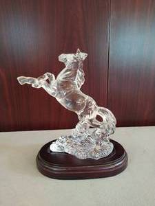 lot 49 image: Princess House Exclusive- Crystal Horse with Base