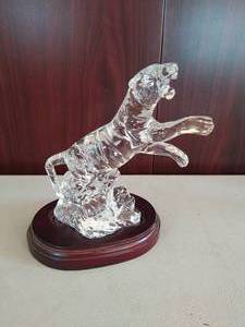 lot 50 image: Princess House Exclusive- Crystal Tiger with Base