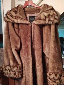 lot 431 image: Womens Furlike Coat
