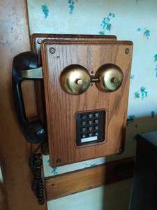lot 463 image: Old Telephone