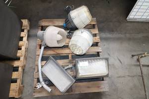 lot 23 image: (5) Exterior Lights