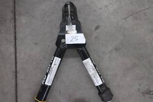 lot 25 image: Blue Ox Tow Bar