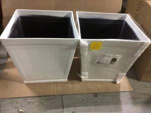 Hanover 20 in. White Resin Beadboard Square Planter&nbsp&nbspCustomer Returns See Pictures&nbsp
