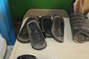 lot 523 image: Lot of (4) Woof Wear Boots Black