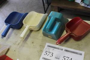 lot 574 image: Lot of (4) Plastic Feed Scoops Red, White, Blue, Teal