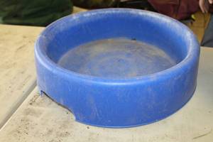 lot 600 image: Plastic Ground Feeder Bowl Blue