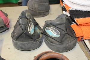 lot 313 image: Lot of (2) Soft-Ride Boots Black