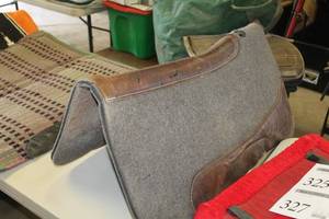 lot 318 image: Western Saddle Pad Tan