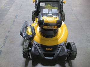 lot 71 image: Dewalt 21.5 in. 20-Volt MAX Lithium Ion Cordless Battery Walk Behind Push Mower DCMWP233U2
