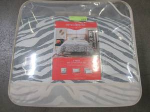 lot 805 image: Opalhouose FullQueen 5pc Iris Zebra Comforter Set in Charcoal - NEW