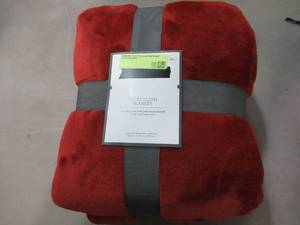 lot 811 image: Threshold FullQueen Solid Microplush Bed Blanket in Cinnamon Red - NEW