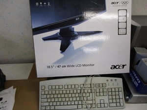 Acer 18.5 LCD monitor - appears ne...