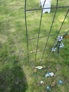 Small trellis with enameled flowers...