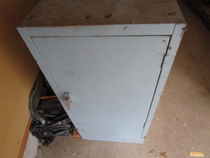 Metal shop cabinet 16Wx21.5Dx34H...