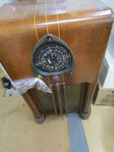 Vintage Zenith floor radio, waterfa...