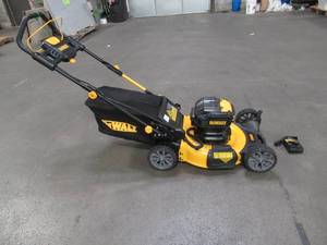 DEWALT 21.5 in. 20-Volt MAX Lithium Ion Cordless Battery Walk Behind Push Mower with Charger, DCMWP233U2 - Used - Missing Batteries and Side Discharge