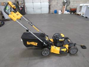 DEWALT 21.5 in. 20-Volt MAX Lithium-Ion Cordless Battery Walk Behind Self Propelled Mower with Charger, DCMWSP244U2 - Used - Missing Batteries and Side Discharge.