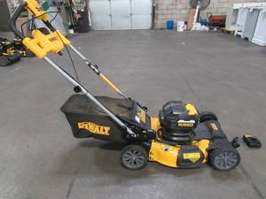 DEWALT 21.5 in. 20-Volt MAX Lithium-Ion Cordless Battery Walk Behind Self Propelled Mower with Charger, DCMWSP244U2 - Used - Missing Batteries and Side Discharge.