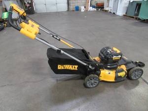 DEWALT 21.5 in. 20-Volt MAX Lithium-Ion Cordless Battery Walk Behind Self Propelled Mower with Charger, DCMWSP244U2 - Used - Missing Batteries and Side Discharge.