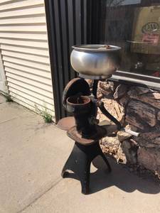 lot 401 image: Vintage Cream Separator