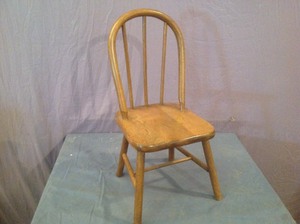 lot 425 image: Small Wood Chair