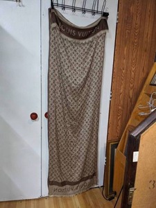 Elegant Louis Vuitton Scarf 74 x 24